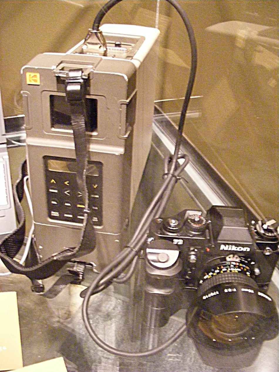 Kodak DCS 100 early digital camera connected to a shoulder-carried digital storage unit.